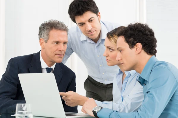 Empresários discutindo juntos — Fotografia de Stock