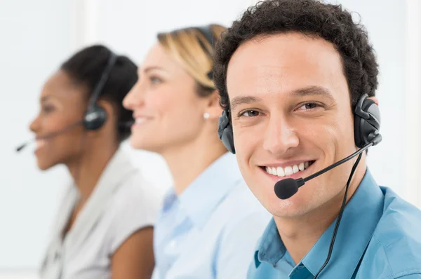 Glücklicher Mann mit Headsets — Stockfoto