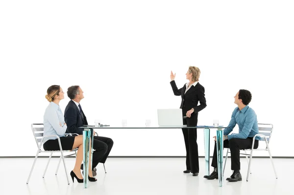 Mujer de negocios dando presentación — Foto de Stock