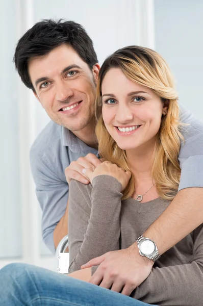 Jovem casal sorrindo — Fotografia de Stock