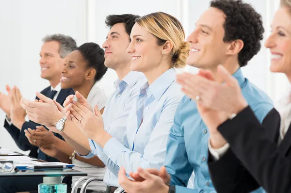 Des hommes d'affaires applaudissent au bureau — Photo