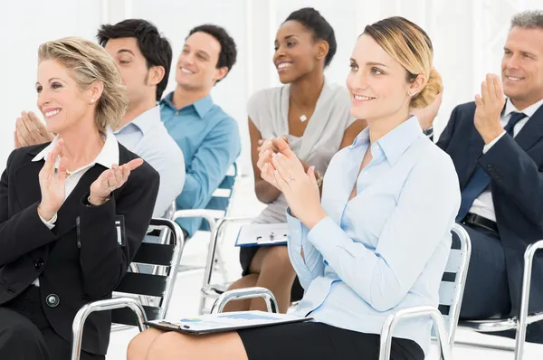 Gruppe von Geschäftsleuten klatscht in Seminar — Stockfoto