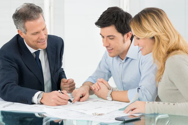 Pareja joven comprando una casa nueva — Foto de Stock