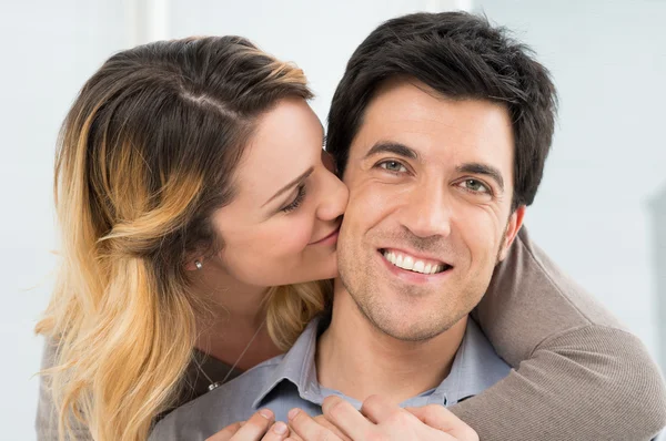 Girlfriend Kissing Her Boyfriend — Stock Photo, Image