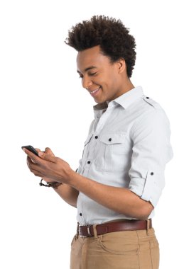 Afrikalı adamın cep telefonu kullanarak