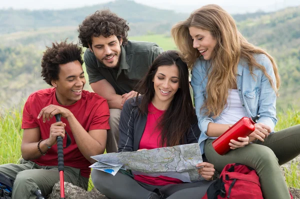 Grupp människor på camping resa — Stockfoto