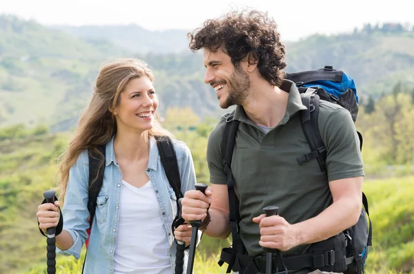 Kırsal kesimde hiking Çift — Stok fotoğraf