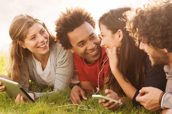 Happy vrienden samen buiten — Stockfoto