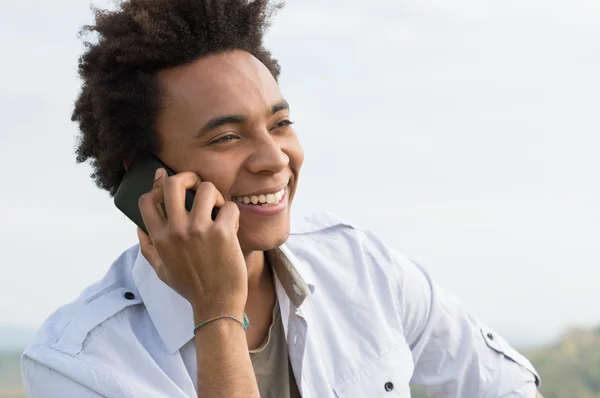 Homme parlant au téléphone — Photo