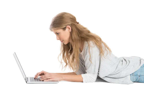 Jeune femme couché avec ordinateur portable — Photo