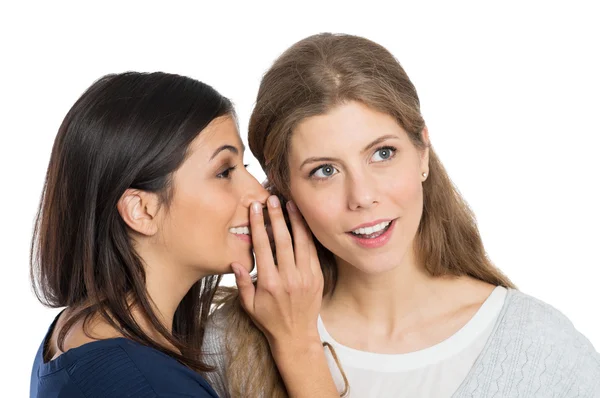 Zwei Frauen flüstern ein Geheimnis — Stockfoto