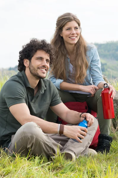 Couple of hikers have a break — Stock Photo, Image