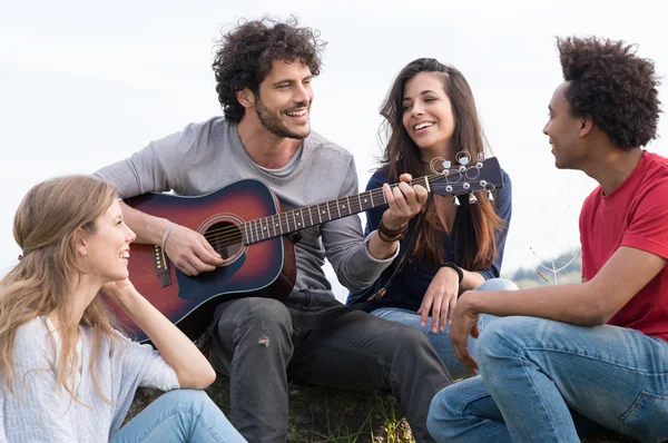 Gruppe von Freunden mit Gitarre — Stockfoto