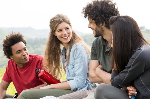 Senderismo relajarse con amigos — Foto de Stock