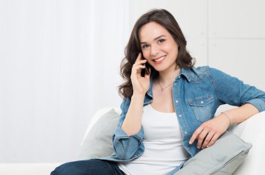 güzel bir kadın cep telefonunuzun konuşma