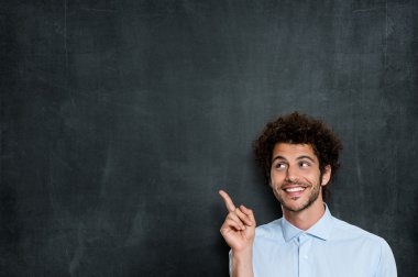 işaret mutlu bir genç adam