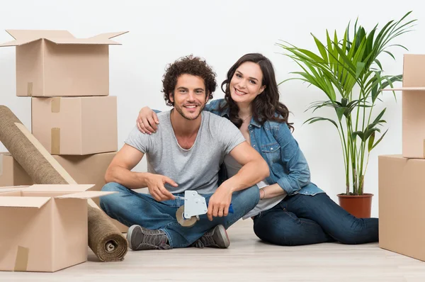 Fiatal pár költözik az új házba — Stock Fotó