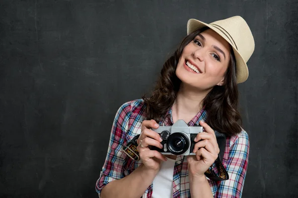 Jovem mulher com câmera vintage — Fotografia de Stock