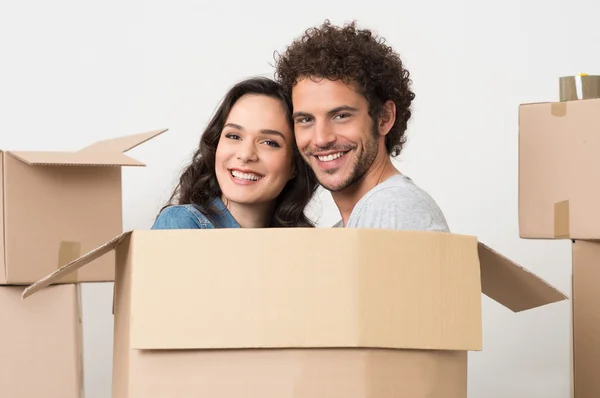 Casal jovem dentro da caixa de papelão — Fotografia de Stock