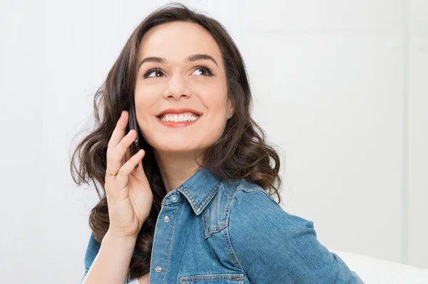 Gülümseyen kadın cep telefonunuzun konuşma — Stok fotoğraf