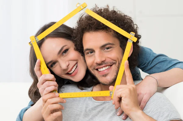 Paar denken van het kopen van huis — Stockfoto