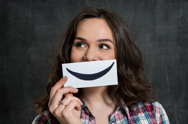 Mujer sosteniendo emoticono sonriente — Foto de Stock