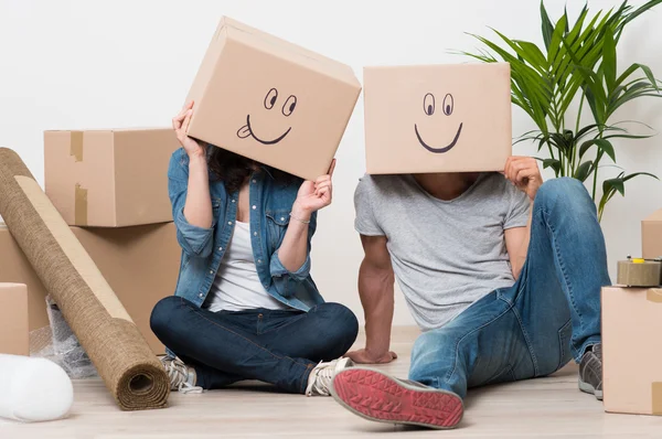 Par som har roligt medan du flyttar hem — Stockfoto
