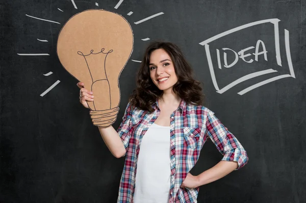 Frau denkt eine große Idee nach — Stockfoto