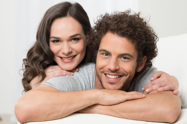 Jovem casal abraçando — Fotografia de Stock