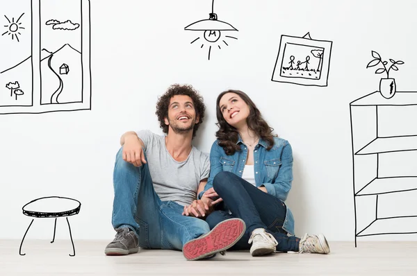 Glückliches Paar träumt von einem neuen Zuhause lizenzfreie Stockfotos