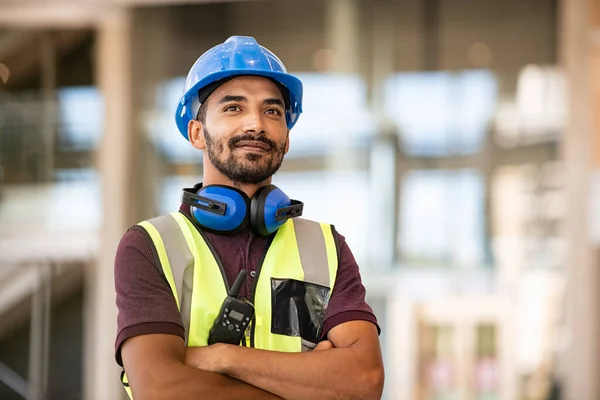 Manager Cantiere Indiano Piedi Con Braccia Piegate Indossando Giubbotto Sicurezza — Foto Stock