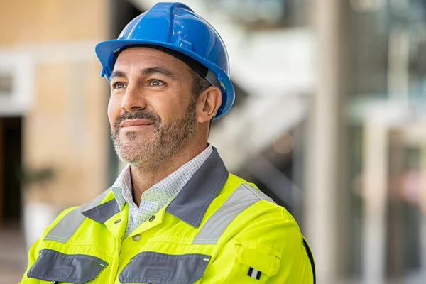 Ingegnere Maturo Cantiere Con Giubbotto Sicurezza Casco Distogliendo Sguardo Architetto — Foto Stock