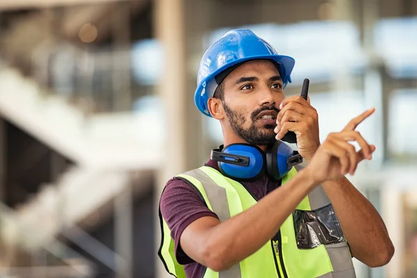 Giovane Supervisore Razza Mista Istruire Lavoratori Utilizzando Walkie Talkie Cantiere — Foto Stock