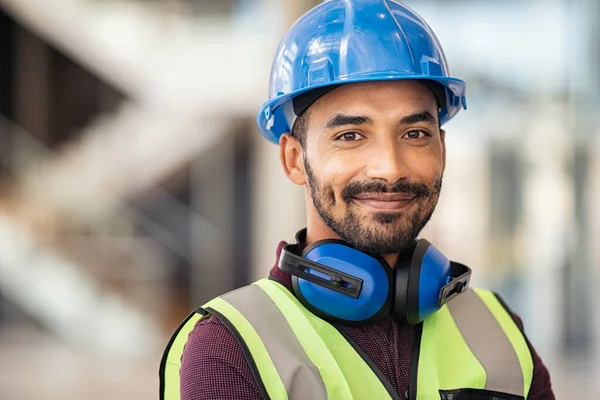 Portret Van Tevreden Bouwplaatmanager Met Veiligheidsvest Blauwe Helm Bouwplaats Jonge — Stockfoto