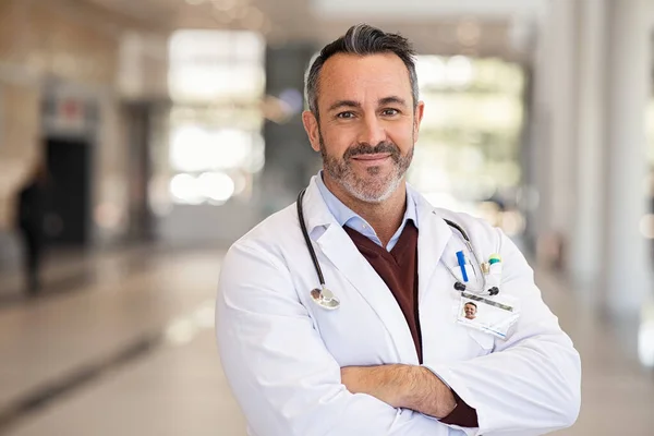 Retrato Médico Feliz Labcoat Estetoscópio Com Mãos Dobradas Corredor Hospitalar — Fotografia de Stock