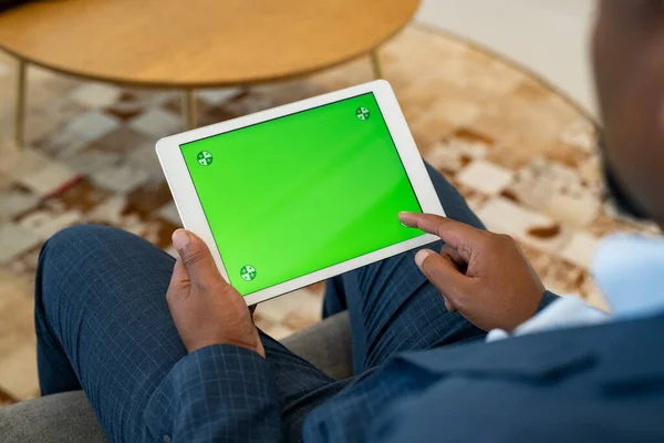 Αφρικανός Επιχειρηματίας Που Χρησιμοποιεί Ψηφιακό Tablet Πράσινη Οθόνη Για Διαδίκτυο — Φωτογραφία Αρχείου