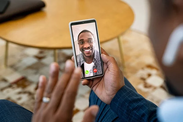 Κοντινό Πλάνο Του Νεαρού Αφρικανού Βιντεοκλήση Αφεντικό Χρησιμοποιώντας Smartphone Οπίσθια — Φωτογραφία Αρχείου