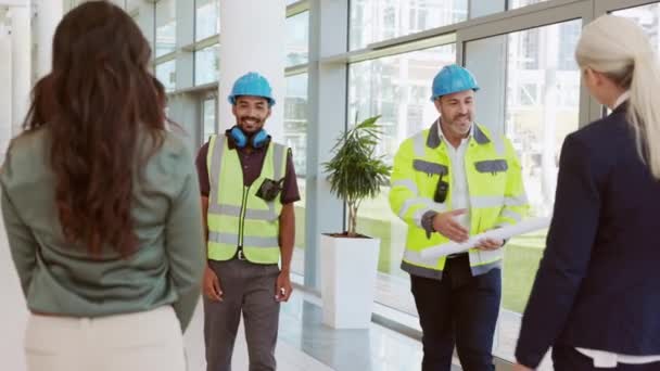 幸せなビジネス女性と建設現場で握手を笑顔土木技師と手動労働者 建設管理者と監督者が建物の敷地内で握手 労働者のチームは握手で合意を締結します — ストック動画