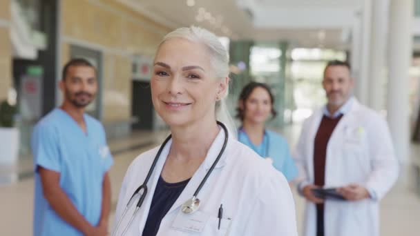 Retrato Uma Médica Madura Corredor Hospital Médica Geral Confiante Corredor — Vídeo de Stock