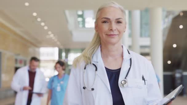 Πορτρέτο Ώριμης Γυναίκας Γιατρού Που Περπατάει Στο Διάδρομο Του Νοσοκομείου — Αρχείο Βίντεο