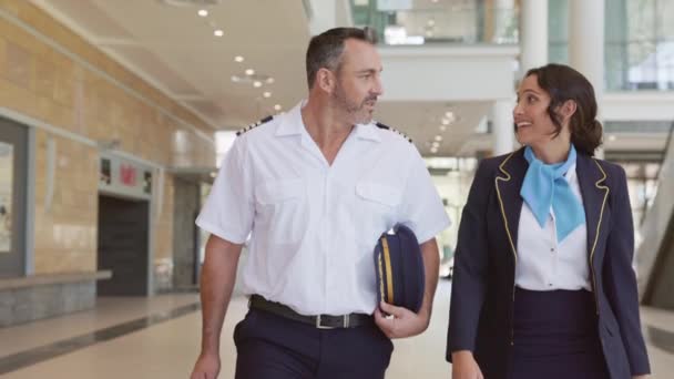 Uśmiechnięty Pilot Stewardessa Spacerują Razem Dyskutują Lotnisku Doświadczony Pilot Samolotu — Wideo stockowe