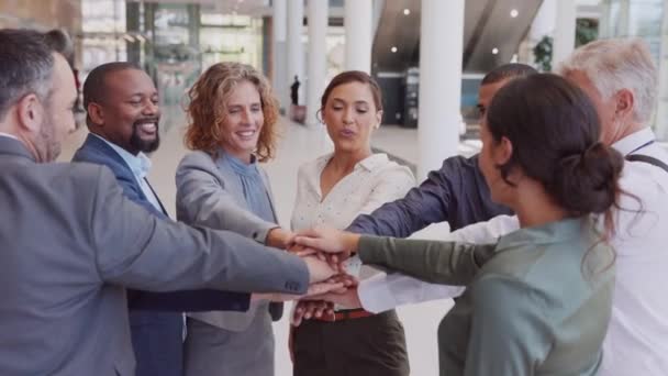 Багатонаціональні Бізнесмени Складають Руки Сучасному Офісі Вітають Разом Успішна Команда — стокове відео