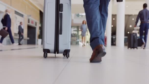 Tiefansicht Eines Passagiers Der Mit Seinem Trolley Auf Dem Flughafen — Stockvideo