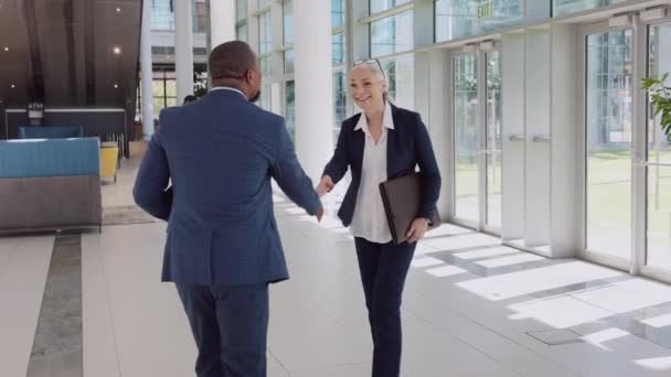 近代的なオフィスで会った後 ビジネスの人々握手 ビジネスセンターで彼女に会った後 ビジネス女性との成功した起業家挨拶 契約及び取引の概念 — ストック動画