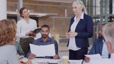 Bir grup melez iş adamı konferans odasında iş tartışıyor. Kıdemli işletme müdürü, çalışanlara toplantıda rehberlik ediyor. Bir grup işadamı ve iş kadını beyin fırtınası yaparken ve yeni fikir ve stratejileri paylaşırken birlikte çalışıyorlar..