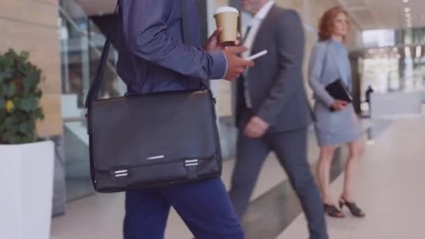 Средний Угол Наклона Бизнесмена Идущего Пересекающего Других Людей Современном Офисе — стоковое видео