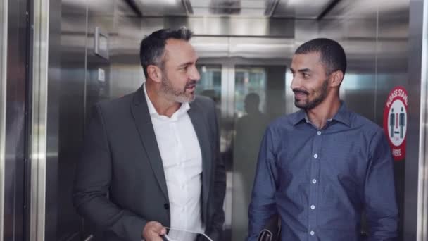 Два Бізнес Колеги Розмовляють Під Час Ходьби Бізнесмен Бос Обговорюють — стокове відео