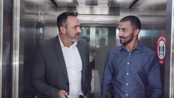 Twee Collega Die Een Gesprek Voeren Terwijl Lopen Zakenman Baas — Stockvideo