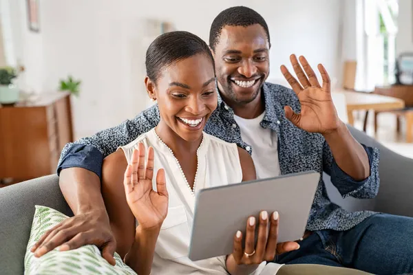 Lächelnde Reife Afrikanisch Amerikanische Mutter Hilft Ihrer Tochter Auf Dem — Stockfoto