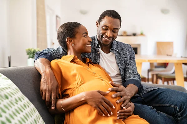 Sorridente Madre Afroamericana Matura Che Aiuta Figlia Seduta Grembo Mettere — Foto Stock